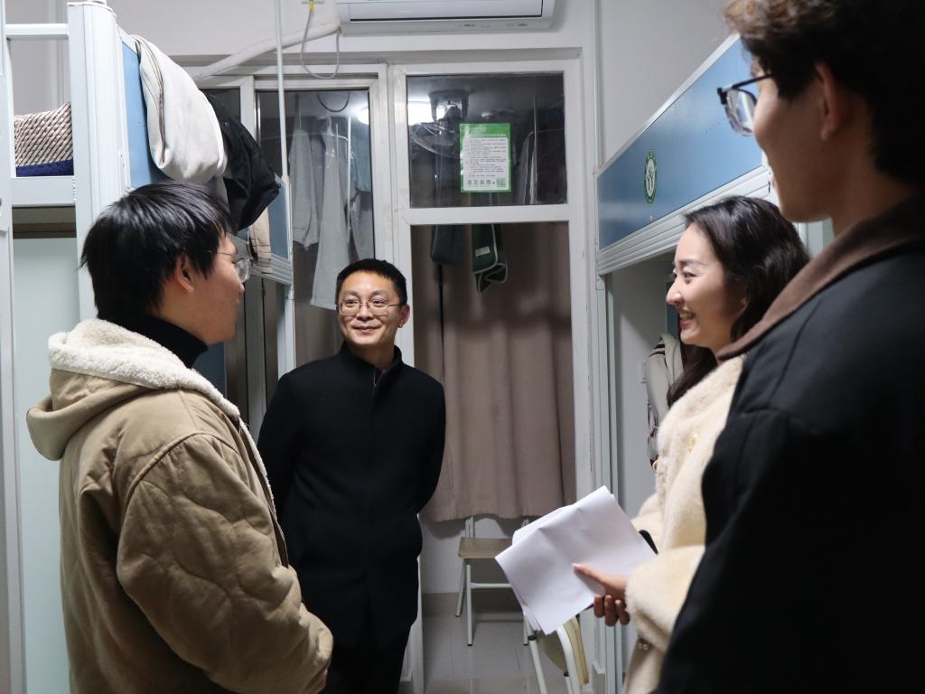 皇冠体育官方网站开展期末宿舍安全走访活动